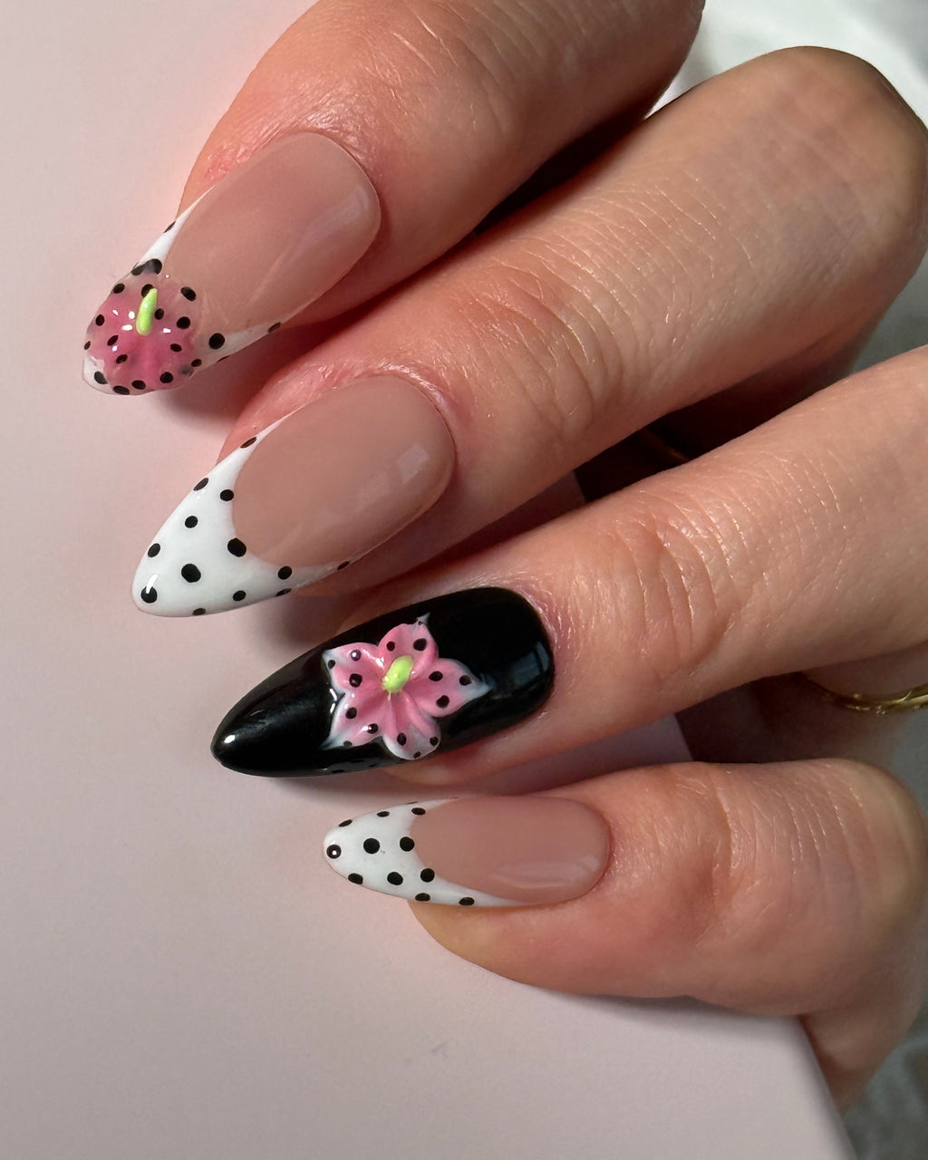 Dotted Spring — Press-On Nails