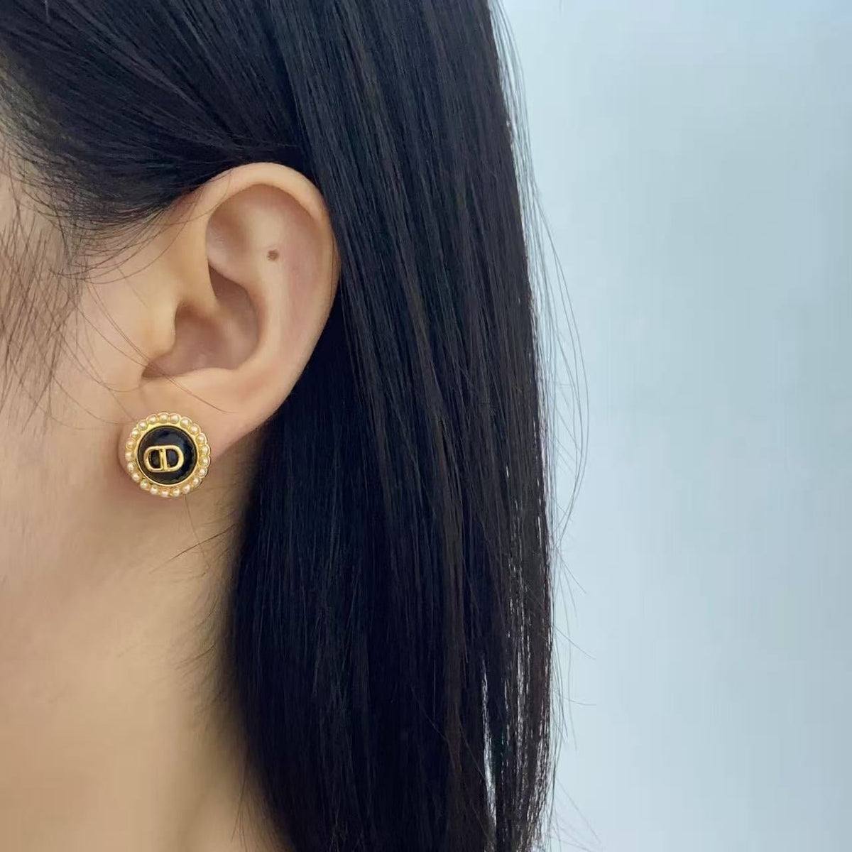 Letter Motif Earrings Black Gold Tone