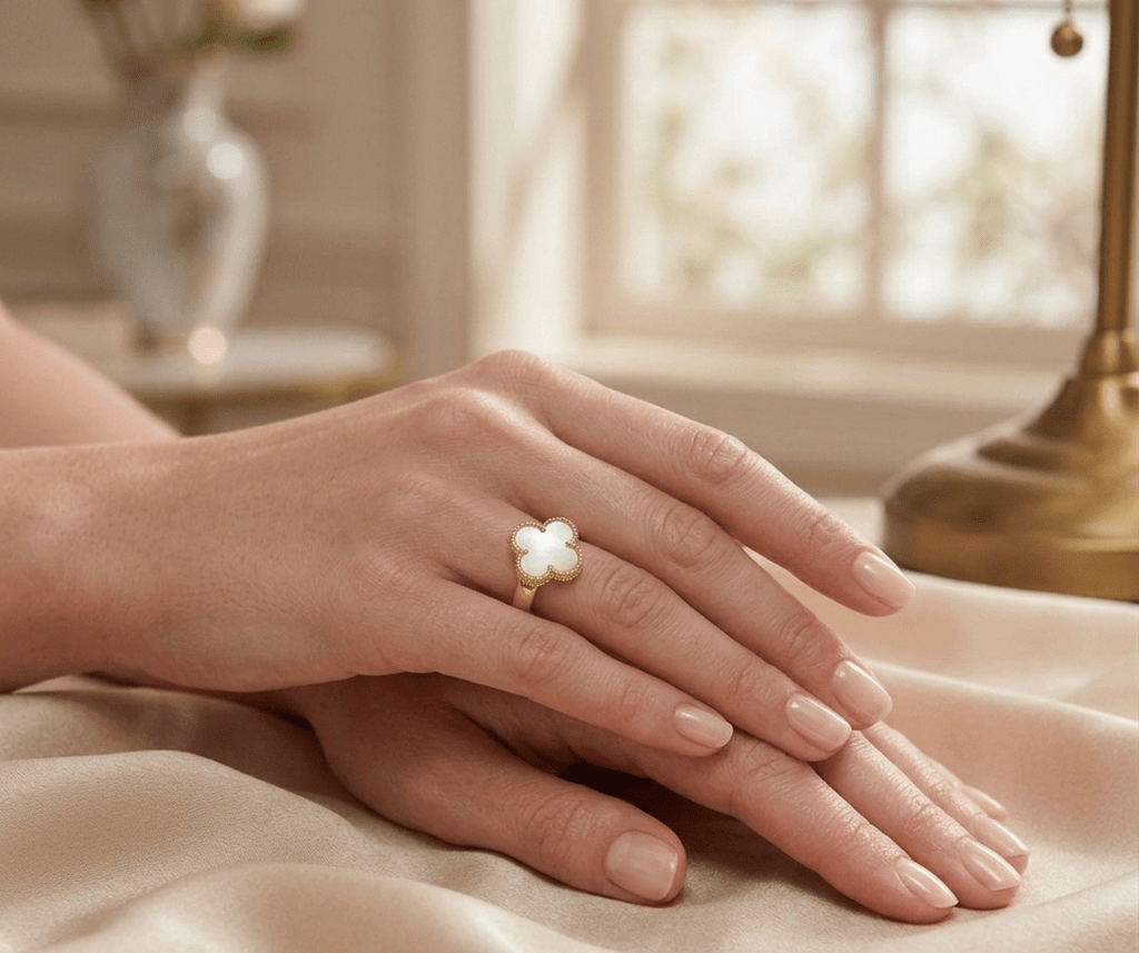 Clover Ring Pearl White Gold Tone
